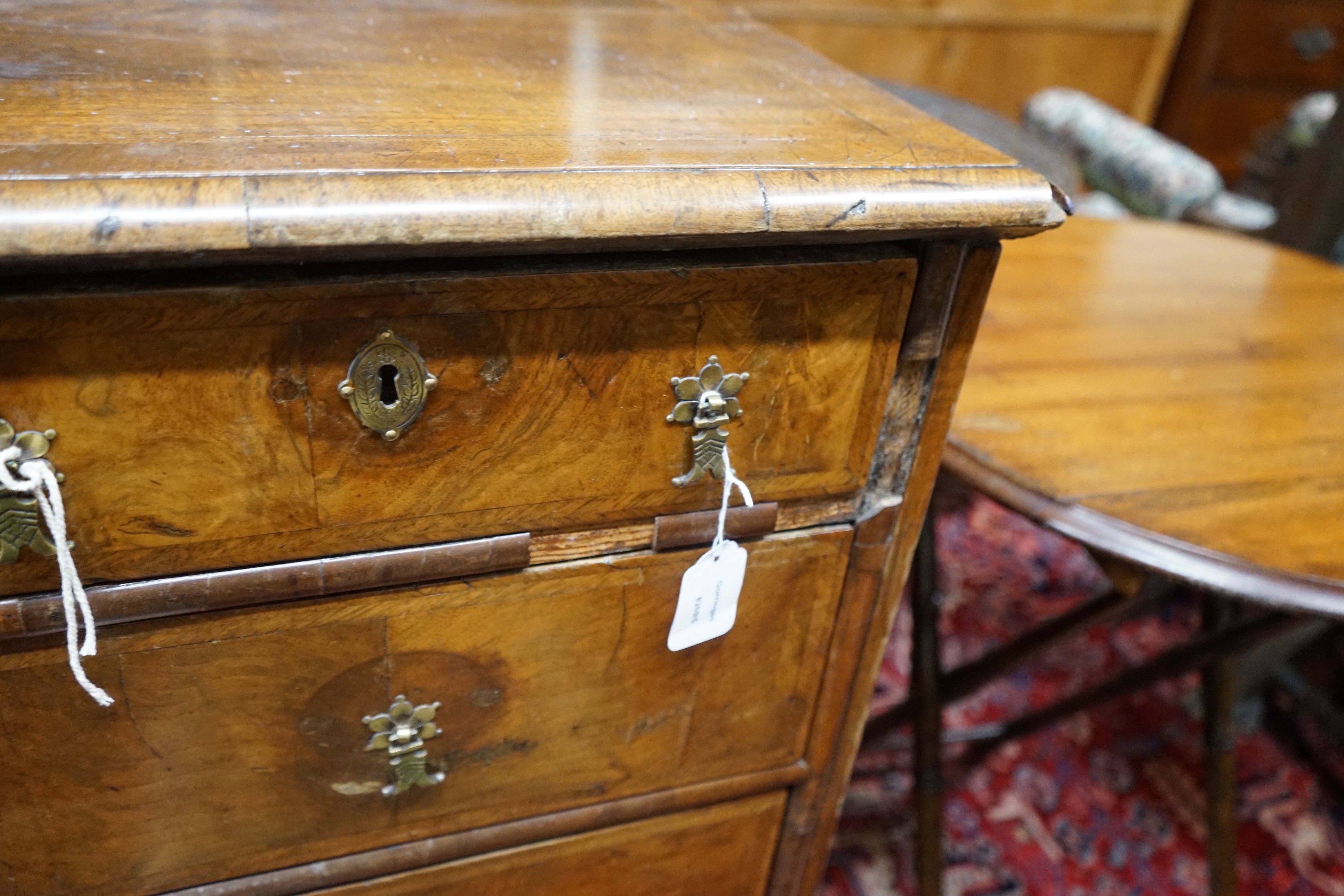An 18th century feather banded walnut chest of two short and three long drawers, width 95cm, depth 58cm, height 92cm
